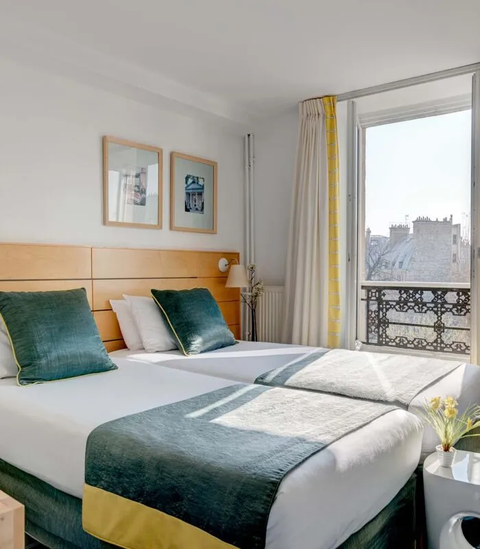 Chambre Twin avec deux lits et une fenêtre à l’Hôtel Lorette