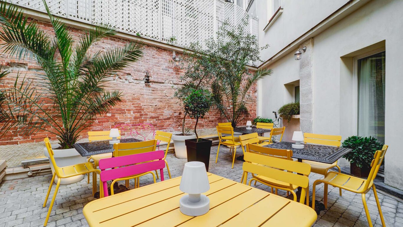 La cour intérieure de l’Hôtel Lorette, avec son atmosphère sereine et relaxante
