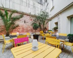 La cour intérieure de l’Hôtel Lorette, avec son atmosphère sereine et relaxante