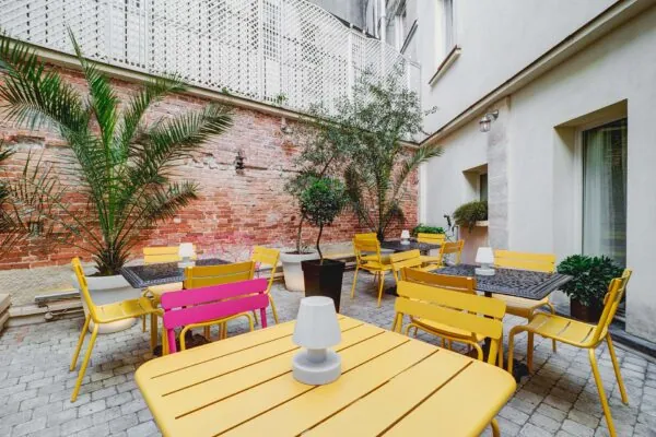 La cour intérieure de l’Hôtel Lorette, avec son atmosphère sereine et relaxante