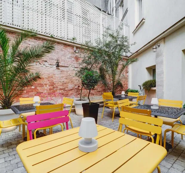 洛雷特酒店 (Lorette) 的内院，氛围宁静而放松