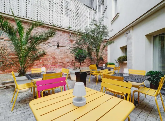 La cour intérieure de l’Hôtel Lorette, avec son atmosphère sereine et relaxante