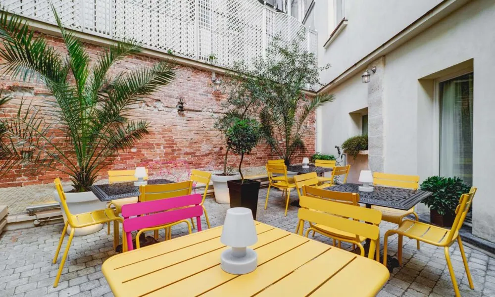 Cortile interno dell’Hotel Lorette a Parigi – terrazza colorata e atmosfera accogliente