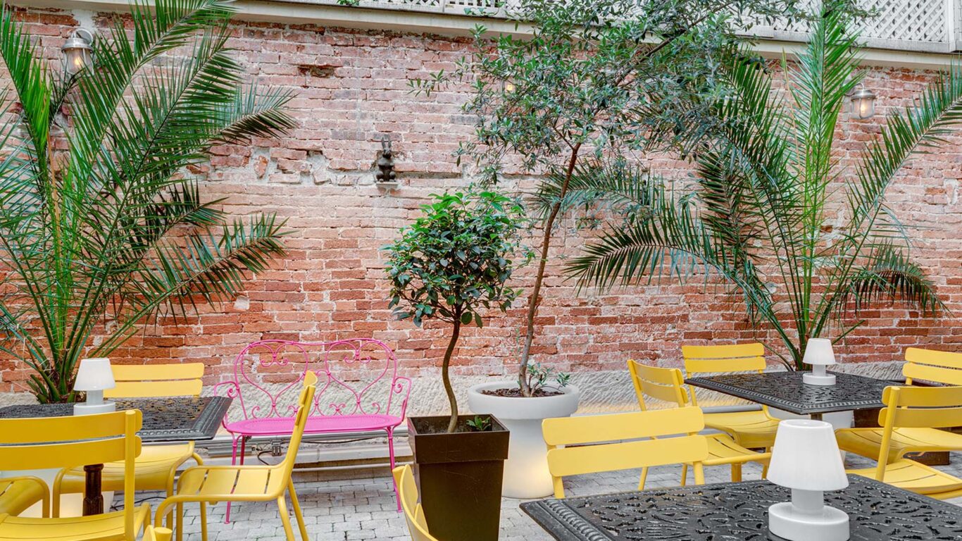 La cour intérieure de l’Hôtel Lorette, avec son atmosphère sereine et relaxante