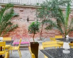 La cour intérieure de l’Hôtel Lorette, avec son atmosphère sereine et relaxante
