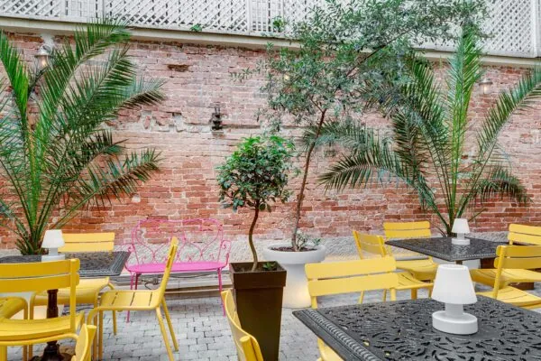 La cour intérieure de l’Hôtel Lorette, avec son atmosphère sereine et relaxante