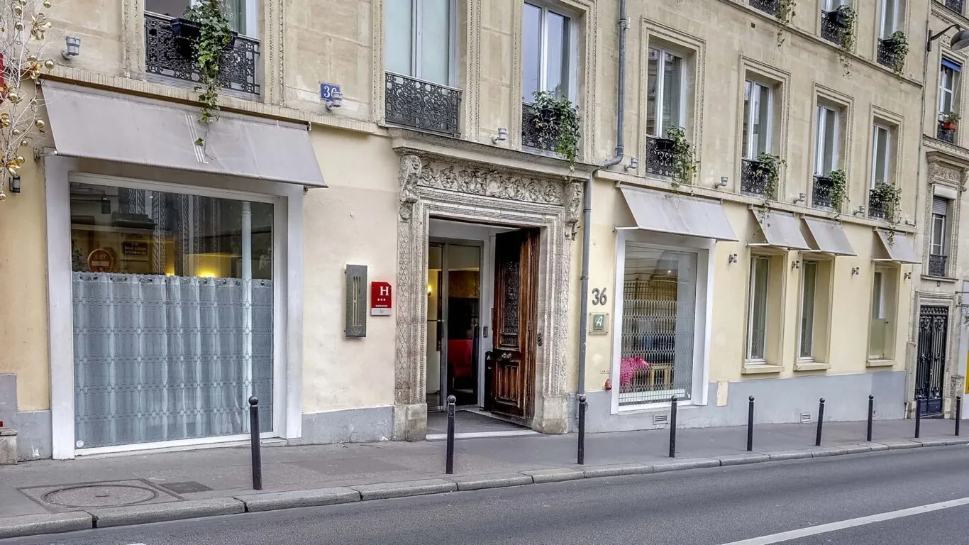 Vue extérieure de la façade de l’Hôtel 3 étoiles Lorette du groupe Astotel à Paris, 9e arrondissement