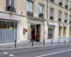 Vue extérieure de la façade de l’Hôtel 3 étoiles Lorette du groupe Astotel à Paris, 9e arrondissement