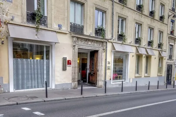 Vue extérieure de la façade de l’Hôtel 3 étoiles Lorette du groupe Astotel à Paris, 9e arrondissement