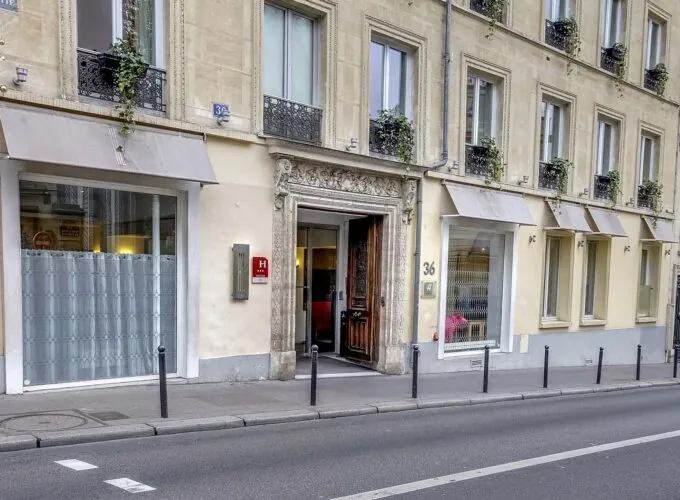 Vue extérieure de la façade de l’Hôtel 3 étoiles Lorette du groupe Astotel à Paris, 9e arrondissement