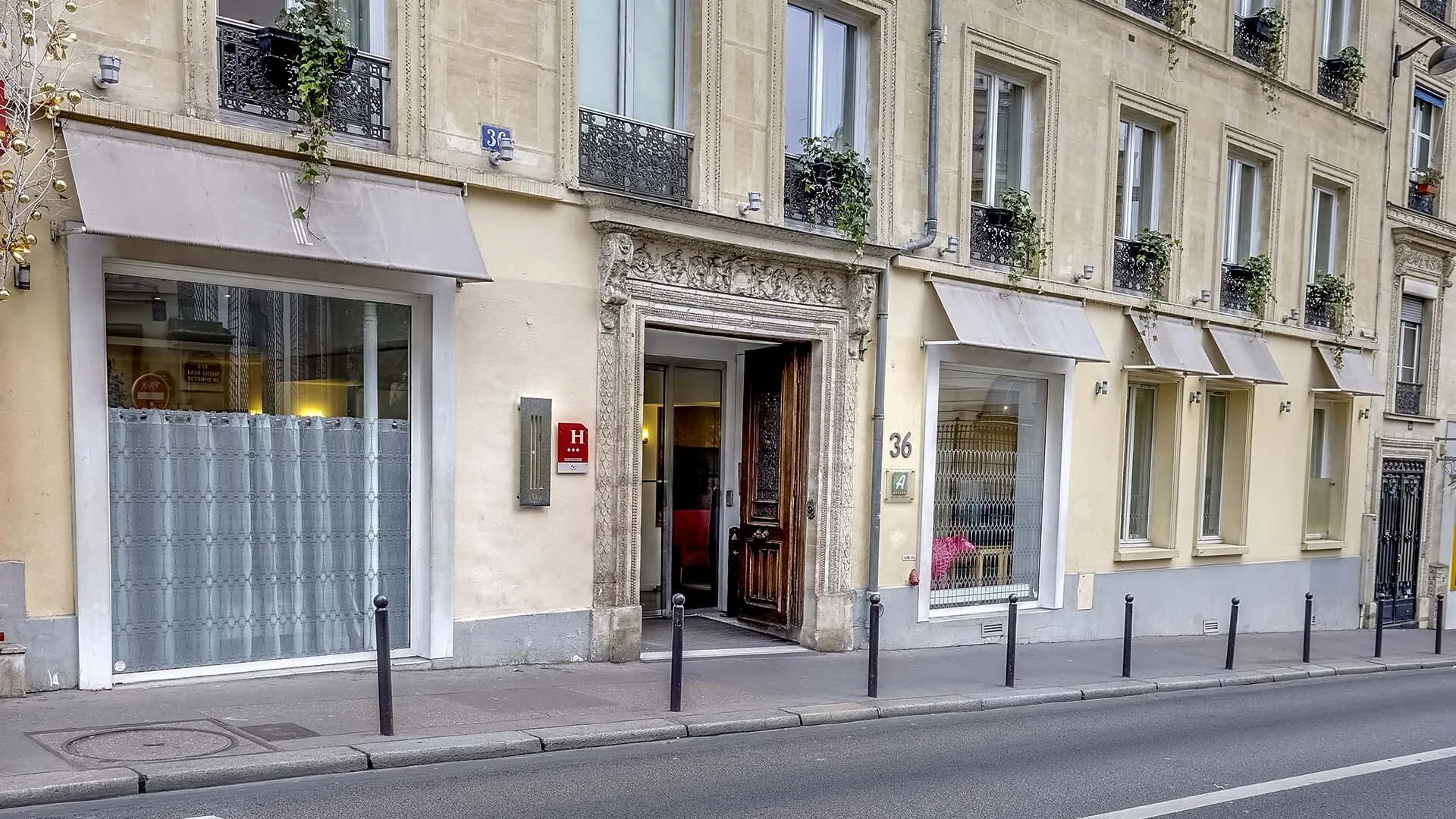 Vue extérieure de la façade de l’Hôtel 3 étoiles Lorette du groupe Astotel à Paris, 9e arrondissement