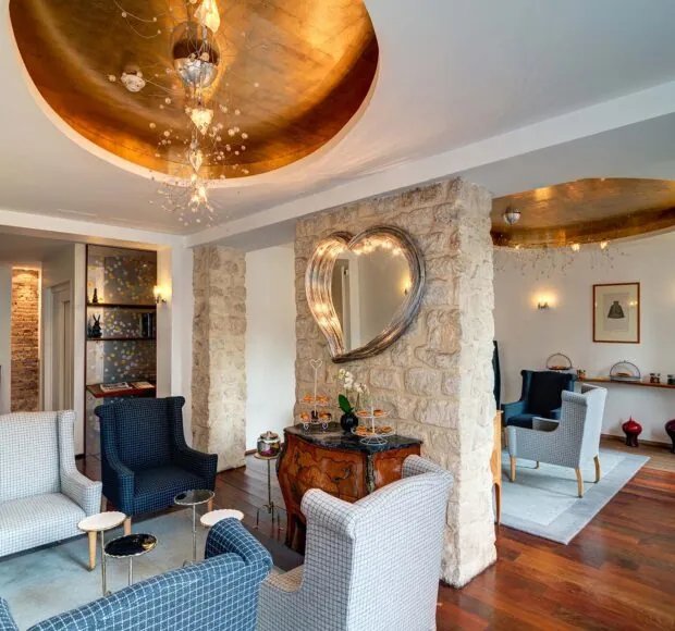 巴黎洛雷特酒店 (Lorette) 三星级大堂，优雅的色彩与历史石墙交相辉映，营造出精致的氛围