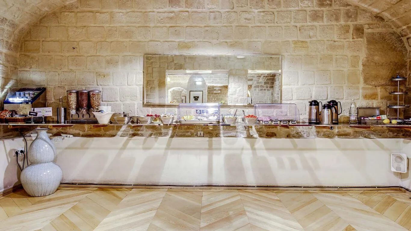 Petit-déjeuner buffet à l’Hôtel Lorette 3 étoiles du groupe Astotel à Paris, avec viennoiseries, pains frais, fromages, charcuterie, boissons, yaourts, fruits et céréales