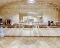 Petit-déjeuner buffet à l’Hôtel Lorette 3 étoiles du groupe Astotel à Paris, avec viennoiseries, pains frais, fromages, charcuterie, boissons, yaourts, fruits et céréales