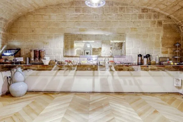 Petit-déjeuner buffet à l’Hôtel Lorette 3 étoiles du groupe Astotel à Paris, avec viennoiseries, pains frais, fromages, charcuterie, boissons, yaourts, fruits et céréales