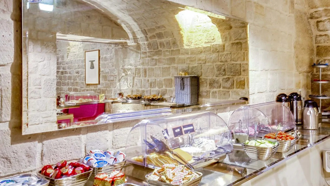 Petit-déjeuner buffet à l’Hôtel Lorette 3 étoiles du groupe Astotel à Paris, avec viennoiseries, pains frais, fromages, charcuterie, boissons, yaourts, fruits et céréales