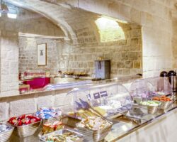 Petit-déjeuner buffet à l’Hôtel Lorette 3 étoiles du groupe Astotel à Paris, avec viennoiseries, pains frais, fromages, charcuterie, boissons, yaourts, fruits et céréales