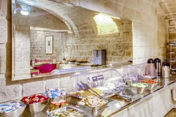 Petit-déjeuner buffet à l’Hôtel Lorette 3 étoiles du groupe Astotel à Paris, avec viennoiseries, pains frais, fromages, charcuterie, boissons, yaourts, fruits et céréales