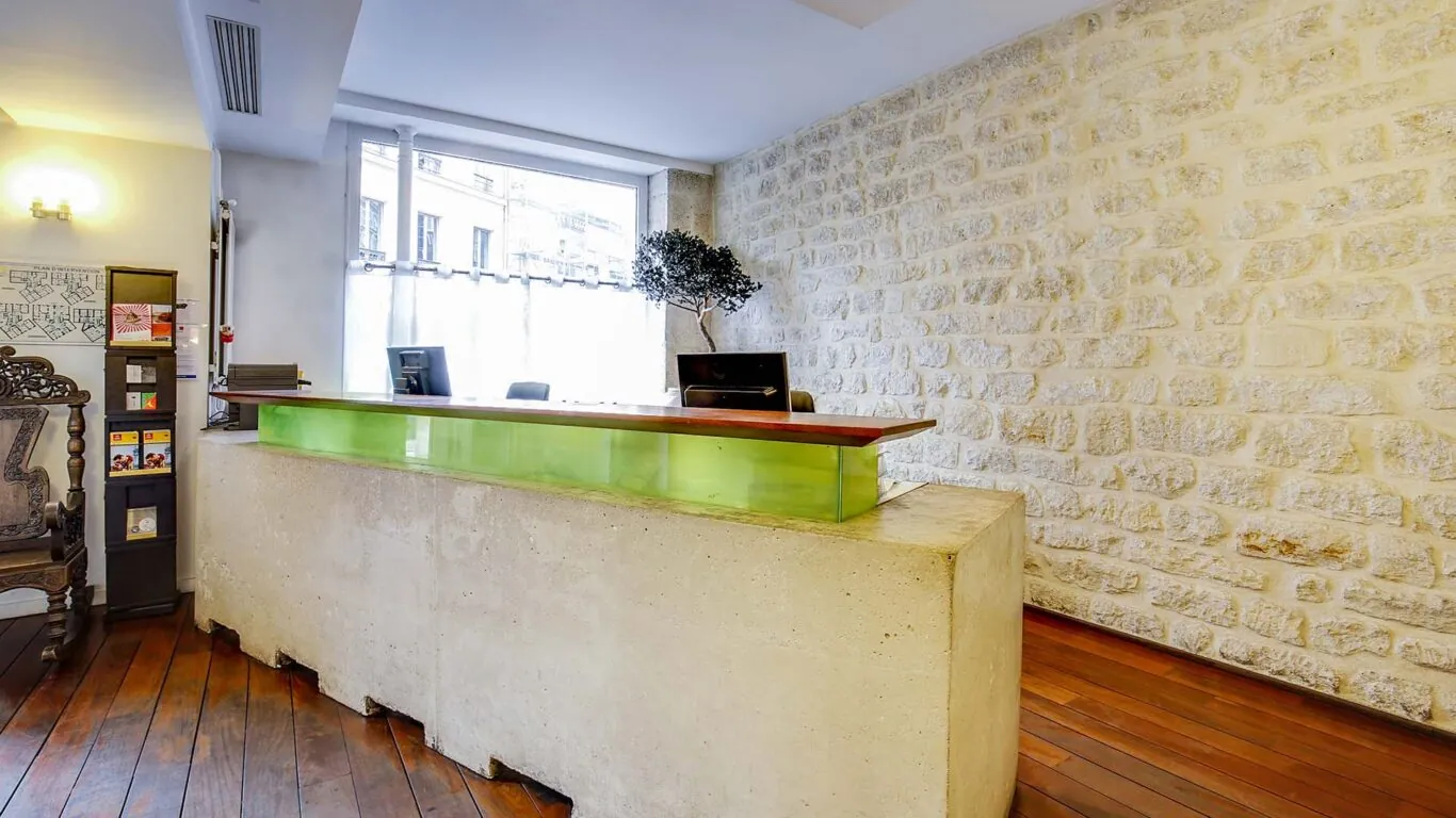 L’atmosphère de la réception de l’Hôtel Lorette se caractérise par un accueil chaleureux et attentionné