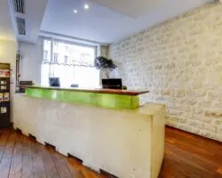 L’atmosphère de la réception de l’Hôtel Lorette se caractérise par un accueil chaleureux et attentionné