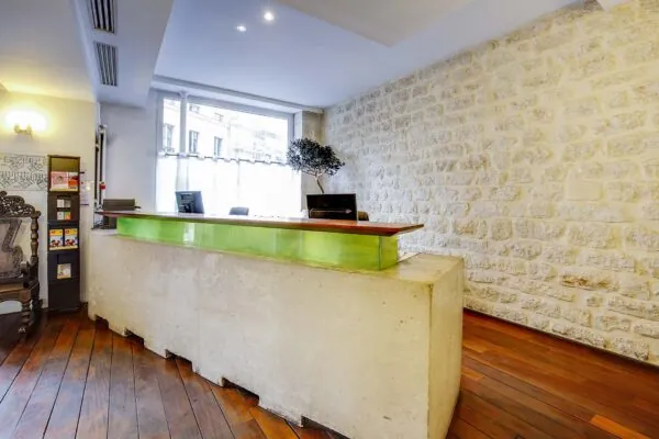 L’atmosphère de la réception de l’Hôtel Lorette se caractérise par un accueil chaleureux et attentionné