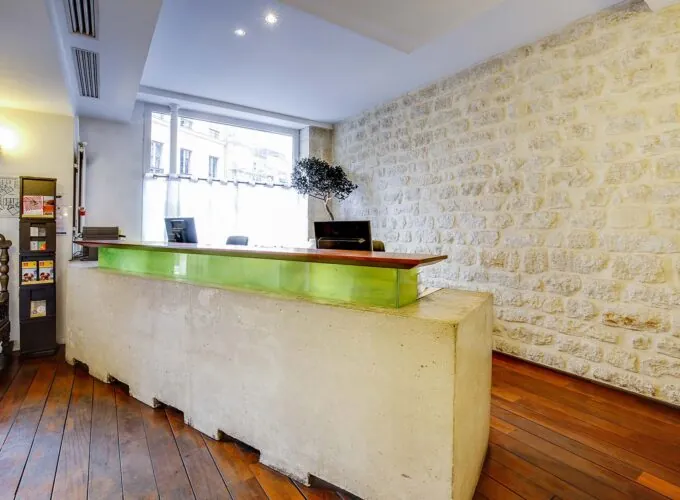 L’atmosphère de la réception de l’Hôtel Lorette se caractérise par un accueil chaleureux et attentionné