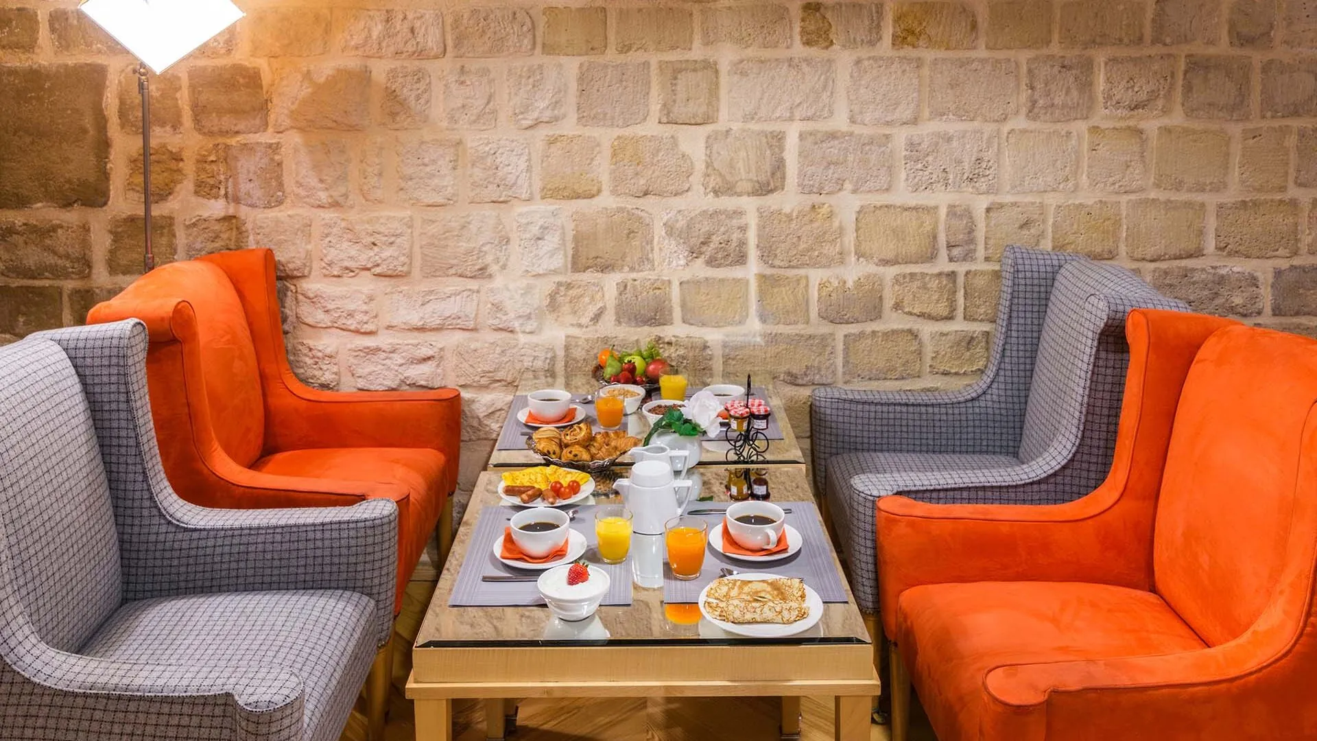 Vue de la salle de petit-déjeuner de l’Hôtel Lorette, un espace accueillant où les clients peuvent profiter d’un buffet varié. L’atmosphère y est chaleureuse et animée