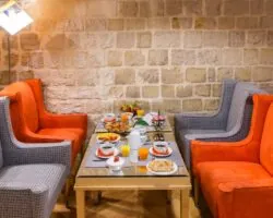 Vue de la salle de petit-déjeuner de l’Hôtel Lorette, un espace accueillant où les clients peuvent profiter d’un buffet varié. L’atmosphère y est chaleureuse et animée