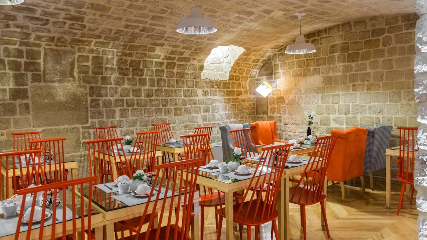 Vue de la salle de petit-déjeuner de l’Hôtel Lorette, un espace accueillant où les clients peuvent profiter d’un buffet varié. L’atmosphère y est chaleureuse et animée