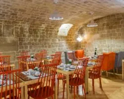 Vue de la salle de petit-déjeuner de l’Hôtel Lorette, un espace accueillant où les clients peuvent profiter d’un buffet varié. L’atmosphère y est chaleureuse et animée