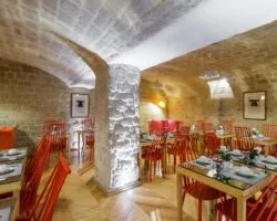 Vue de la salle de petit-déjeuner de l’Hôtel Lorette, un espace accueillant où les clients peuvent profiter d’un buffet varié. L’atmosphère y est chaleureuse et animée