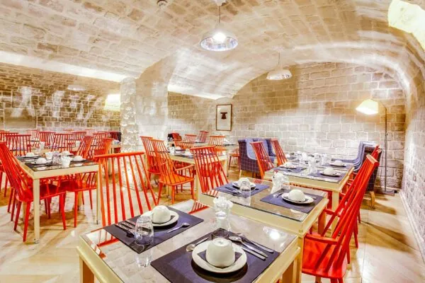 Vue de la salle de petit-déjeuner de l’Hôtel Lorette, un espace accueillant où les clients peuvent profiter d’un buffet varié. L’atmosphère y est chaleureuse et animée