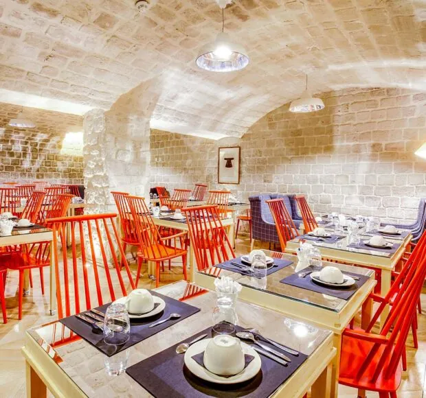 Vue de la salle de petit-déjeuner de l’Hôtel Lorette, un espace accueillant où les clients peuvent profiter d’un buffet varié. L’atmosphère y est chaleureuse et animée