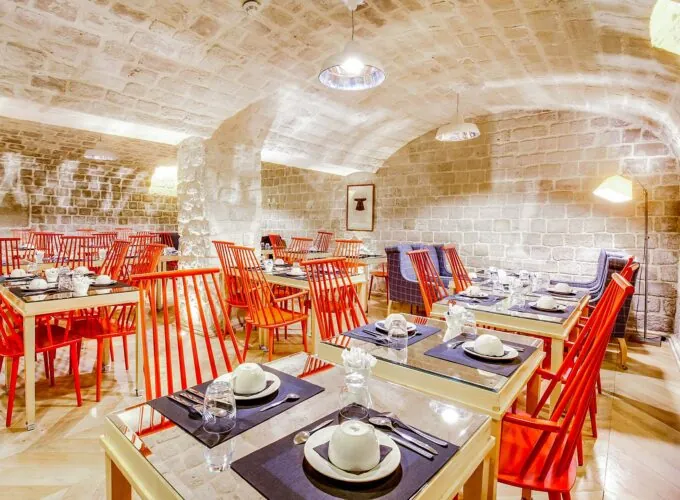 Vue de la salle de petit-déjeuner de l’Hôtel Lorette, un espace accueillant où les clients peuvent profiter d’un buffet varié. L’atmosphère y est chaleureuse et animée