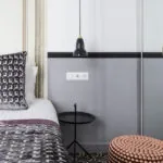 Lit d’une chambre Double avec un oreiller noir et blanc à l’Hôtel Malte