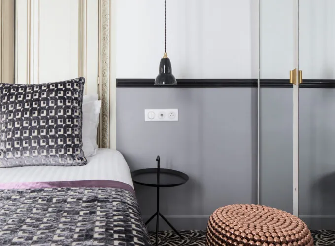 Lit d’une chambre Double avec un oreiller noir et blanc à l’Hôtel Malte