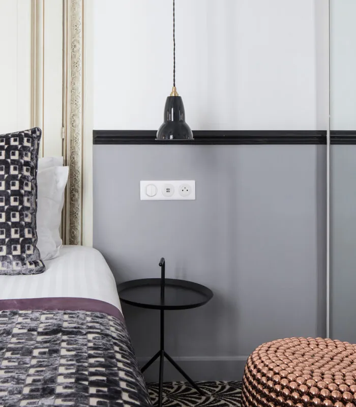 Lit d’une chambre Double avec un oreiller noir et blanc à l’Hôtel Malte