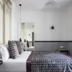Chambre Double avec un lit et un miroir à l’Hôtel Malte