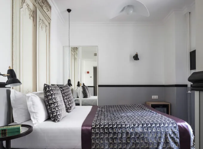 Chambre Double avec un lit et un miroir à l’Hôtel Malte