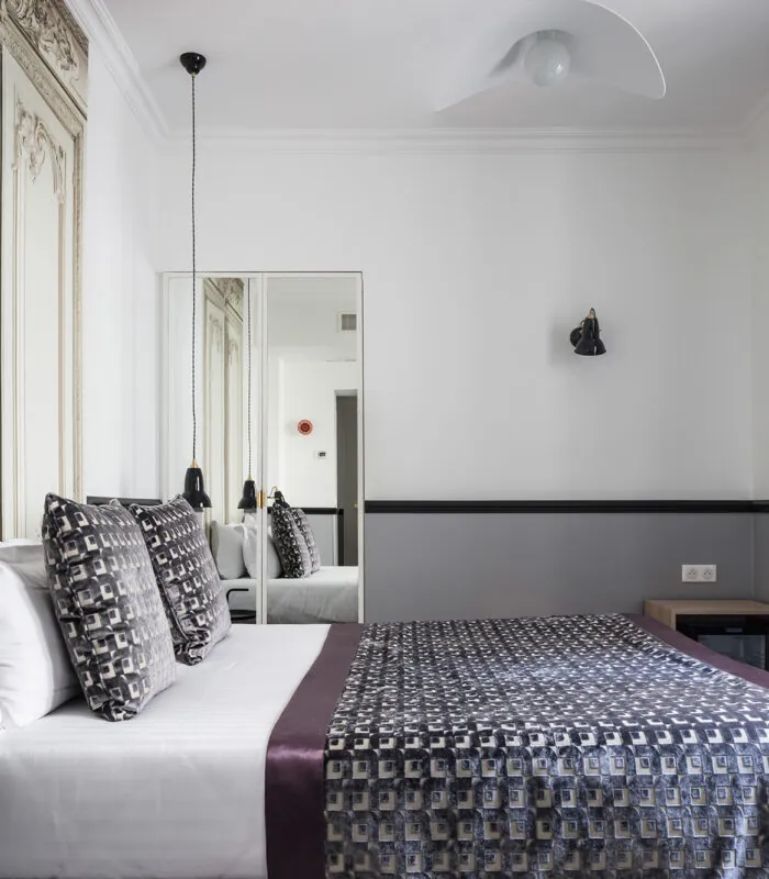 Chambre Double avec un lit et un miroir à l’Hôtel Malte