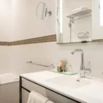 Salle de bain d’une chambre Double avec un lavabo et un miroir au-dessus à l’Hôtel Malte