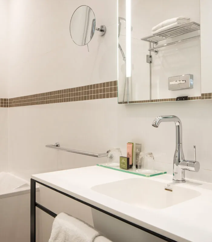 Salle de bain d’une chambre Double avec un lavabo et un miroir au-dessus à l’Hôtel Malte