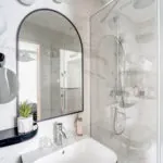 Salle de bain d’une chambre Double avec un lavabo, un miroir et une douche à l’Hôtel Malte