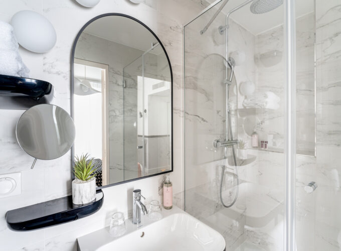 Salle de bain d’une chambre Double avec un lavabo, un miroir et une douche à l’Hôtel Malte