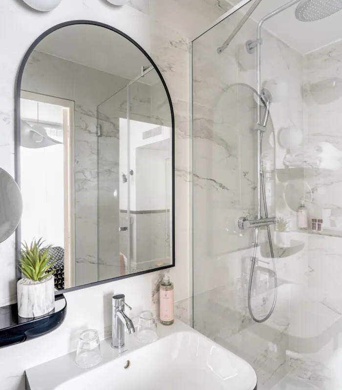 Salle de bain d’une chambre Double avec un lavabo, un miroir et une douche à l’Hôtel Malte