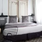 Chambre Double Supérieure avec un lit et une chaise à l’Hôtel Malte