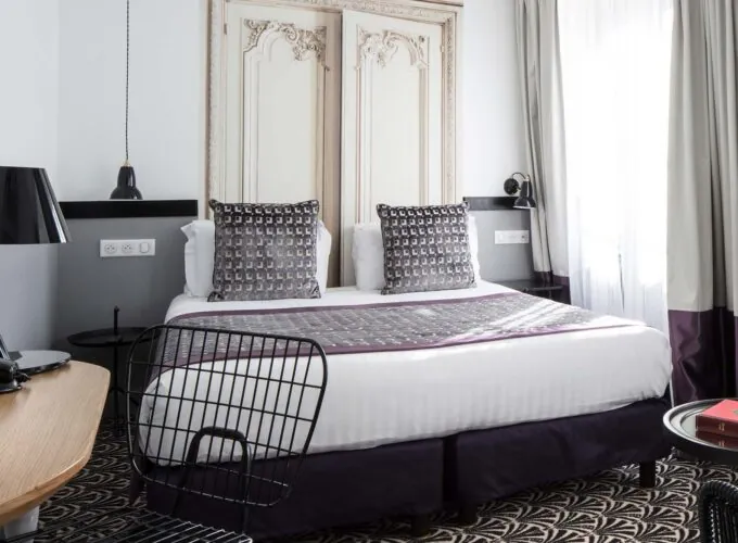 Chambre Double Supérieure avec un lit et une chaise à l’Hôtel Malte