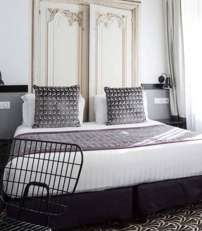 Chambre Double Supérieure avec un lit et une chaise à l’Hôtel Malte