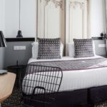 Chambre Double Supérieure avec un lit et une chaise à l’Hôtel Malte