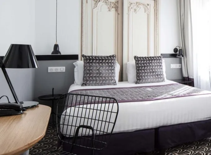 Chambre Double Supérieure avec un lit et une chaise à l’Hôtel Malte